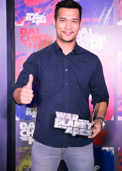 Nam diễn viên háo hức đến thưởng thức bộ phim mới. Sau 1 năm hủy hôn với bạn gái cơ trưởng, Trương Thế Vinh vẫn đang độc thân.