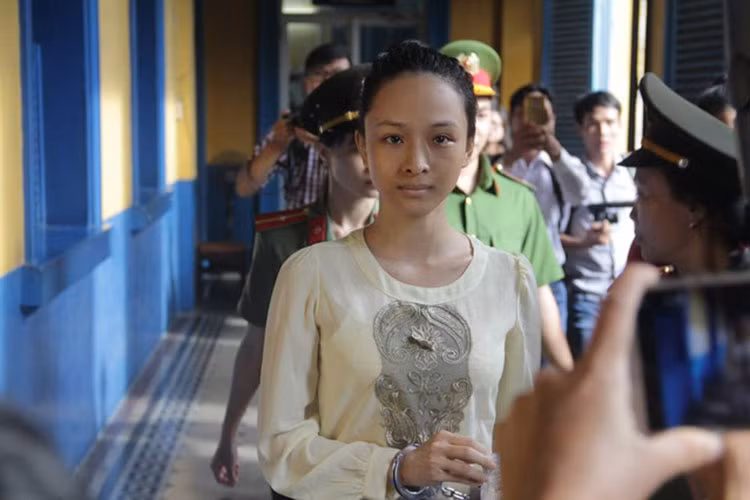 Hình ảnh của Phương Nga xuất hiện nhợt nhạt, giản dị trước khi được tại ngoại. Ảnh: Dân Việt