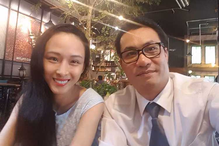 Qua loạt ảnh được luật sư chia sẻ, có thể thấy, Trương Hồ Phương Nga trông tươi tắn, rạng rỡ và rất thoải mái, trái ngược với tin đồn cô bị bệnh nặng, phải điều trị ở bệnh viện. Ảnh: FBNV