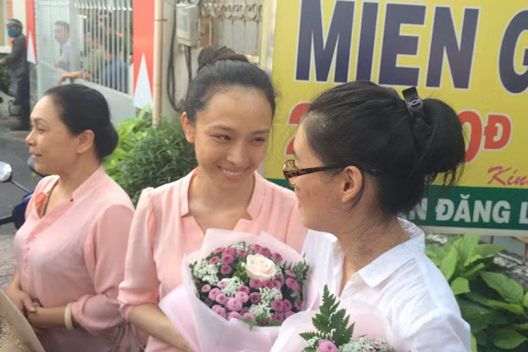 Trong ngày đón con gái trở về, mẹ của Phương Nga cảm ơn đến tất cả mọi người ủng hộ 2 mẹ con trong quãng thời gian khó khăn vừa qua. Ảnh: Vietnamnet