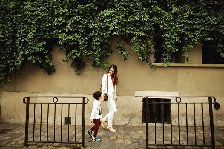 Hoa hậu Dương Thùy Linh cùng con trai dạo chơi ở đồi Montmartre, Paris, Pháp.