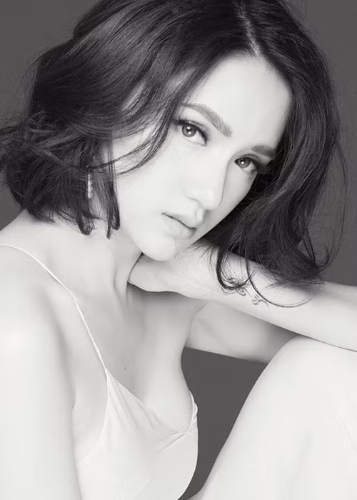 “Đua tranh gì cuộc đời này, Ngày đến muộn lại nhanh đêm”, Hương Giang Idol viết. Mới đây, cô vừa mở lại Facebook sau ồn ào xúc phạm nghệ sĩ Trung Dân.