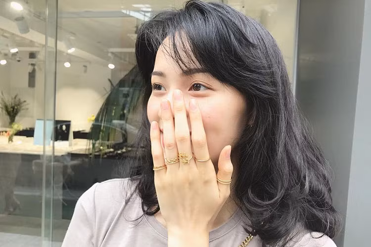 Hạ Vi khoe hình ảnh tay đeo đầy nhẫn vàng là một trong những tin tức sao Việt trong ngày 22/7.