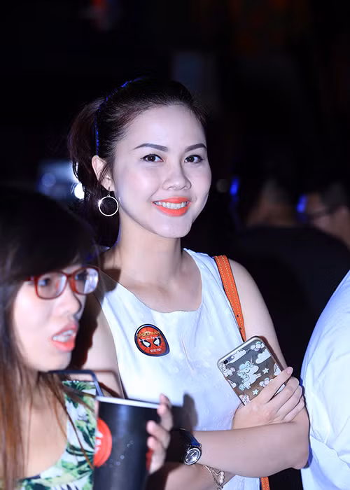 Top 5 Hoa hậu Việt Nam 2008 Đậu Thị Hồng Phúc cũng có mặt tại sự kiện. Cùng thời điểm này vào năm ngoái, cô chính thức lên xe hoa.