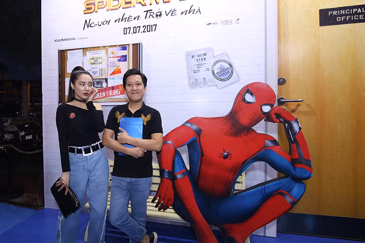 Cặp đôi Trường Giang và Nhã Phương mặc ton sur ton, quấn quýt không rời.