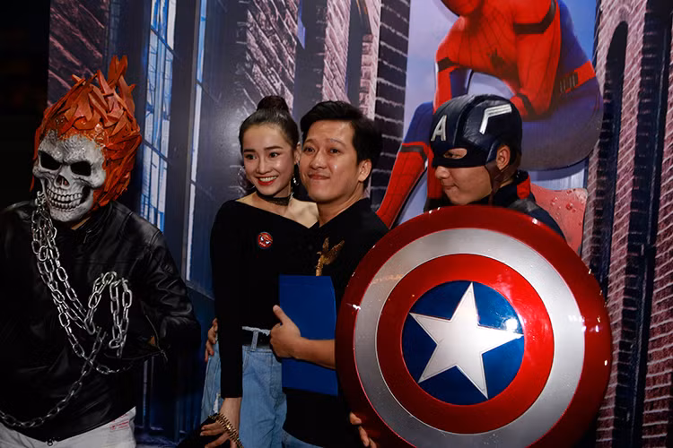 Hình ảnh Nhã Phương tình tứ bên Trường Giang trở thành tâm điểm chú ý của sự kiện ra mắt phim tại Sài Gòn.