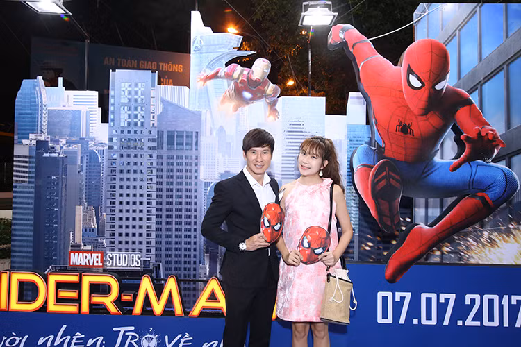 Ngoài Nhã Phương - Trường Giang, vợ chồng Lý Hải - Minh Hà cũng sánh đôi đi thưởng thức bộ phim “Người nhện”.