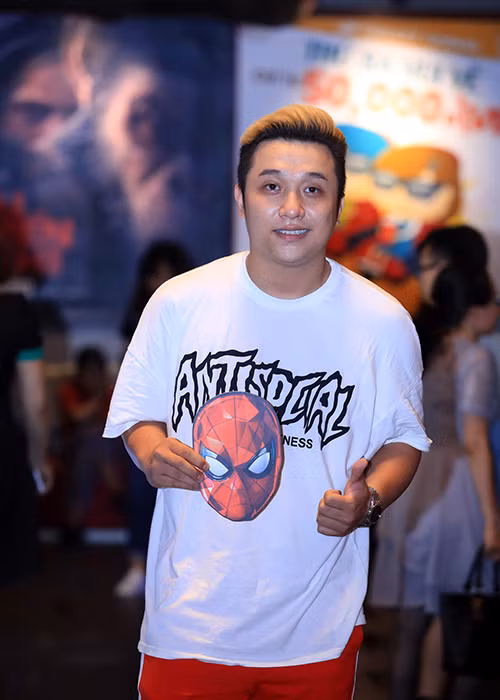 Ca sĩ Yanbi mặc trang phục trẻ trung, năng động.