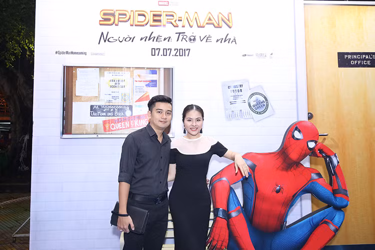 Vợ chồng diễn viên Vân Trang mặc ton sur ton, đến thưởng thức bộ phim. Đây là lần hiếm hoi cặp đôi xuất hiện trước công chúng sau đám cưới năm 2016.