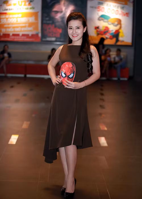 MC Lê Thùy Linh xuất hiện tại sự kiện với chiếc váy thanh lịch, kín đáo.