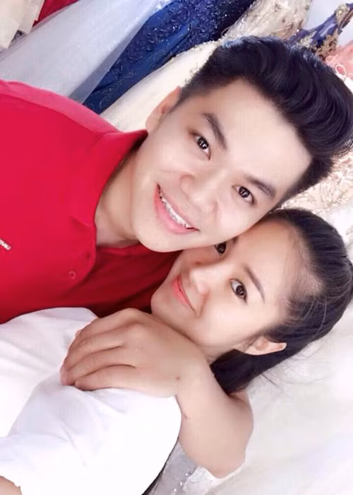 Đối với Trung Kiên, vấn đề tuổi tác không quan trọng trong tình yêu. Anh cũng không bận tâm Lê Phương từng qua một lần đò và có một cậu con trai.