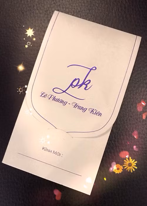 Trên trang cá nhân, Trung Kiên cũng khoe thiệp cưới đơn giản với tông màu chủ đạo yêu thích của anh và vợ sắp cưới là tím - trắng.