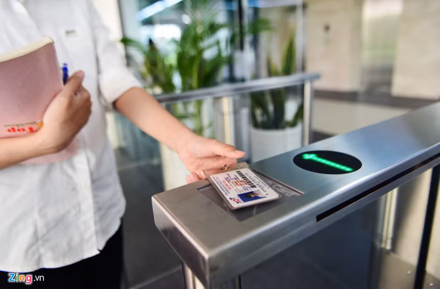 Để ra vào thư viện, sinh viên và đội ngũ cán bộ, nhân viên phục vụ đều phải dùng thẻ từ qua cổng.