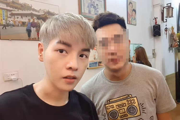 Bị chê về ngoại hình, Đức Phúc đã quyết định phẫu thuật thẩm mỹ để tự tin hơn. Mới nhất, trên trang cá nhân, một người thân chia sẻ những hình ảnh Đức Phúc hậu dao kéo kèm chú thích: “Họp gia đình”. Ảnh: Phununews