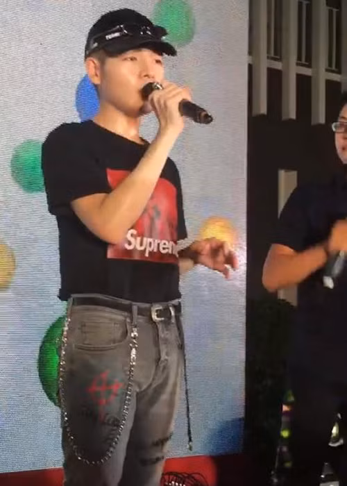 Tối ngày 29/7, giữa ồn ào phẫu thuật thẩm mỹ, Đức Phúc đi hát ở một trường đại học. Anh gây chú ý bởi vẻ điển trai. Ảnh: Vietnamnet