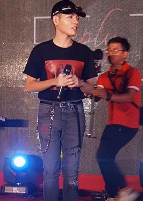 Tuy nhiên, một số khán giả cho hay gương mặt của quán quân Giọng hát Việt 2015 còn sưng và thiếu tự nhiên. Ảnh: Khám Phá