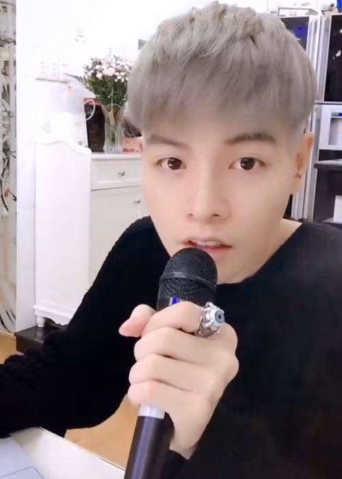 Trước đó, clip Đức Phúc đánh đàn, hát ca khúc “Ánh nắng của anh” gây bão mạng xã hội bởi nhiều người không thể nhận ra diện mạo mới của Đức Phúc. Ảnh: Dân Việt