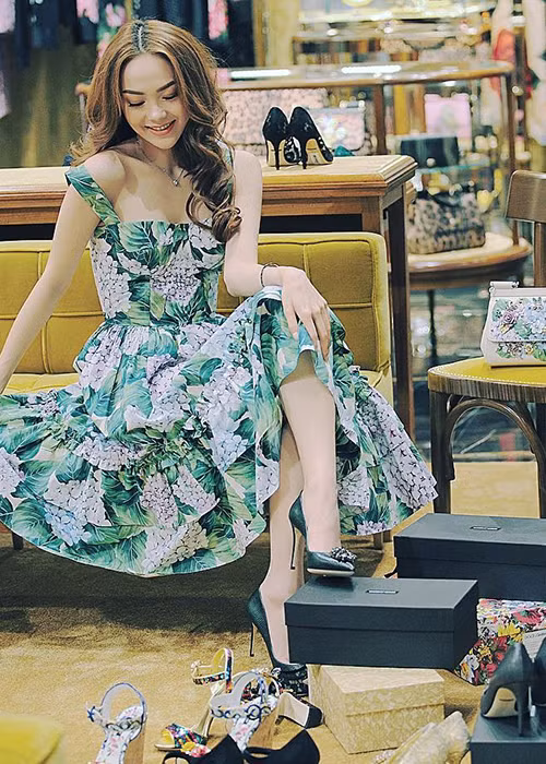 Minh Hằng phân vân chọn đồ cho buổi ra mắt phim "Sắc đẹp ngàn cân".
