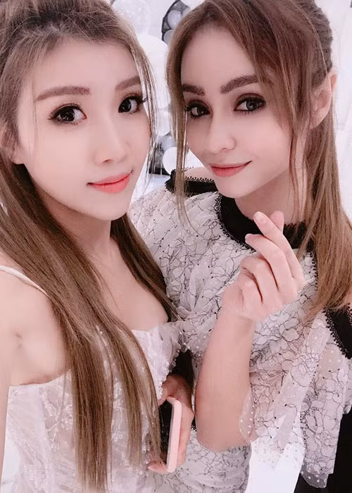 Trang Pháp đọ sắc cùng Mlee. "Trong veo như hạt sương mai/ Mặt chị em mình high high/ Mình never say gút bai", Trang Pháp còn làm thơ tặng fans.