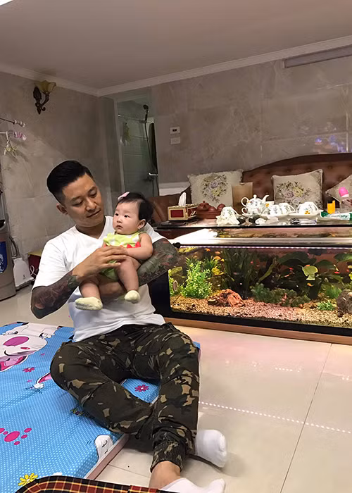 Tuấn Hưng vui đùa cùng cô con gái 4 tháng tuổi. "Bố mẹ yêu em nhất trên đời và sẽ dành tất cả những gì tốt đẹp nhất cho 2 anh em con", nam ca sĩ "Nắm lấy tay anh" chia sẻ.
