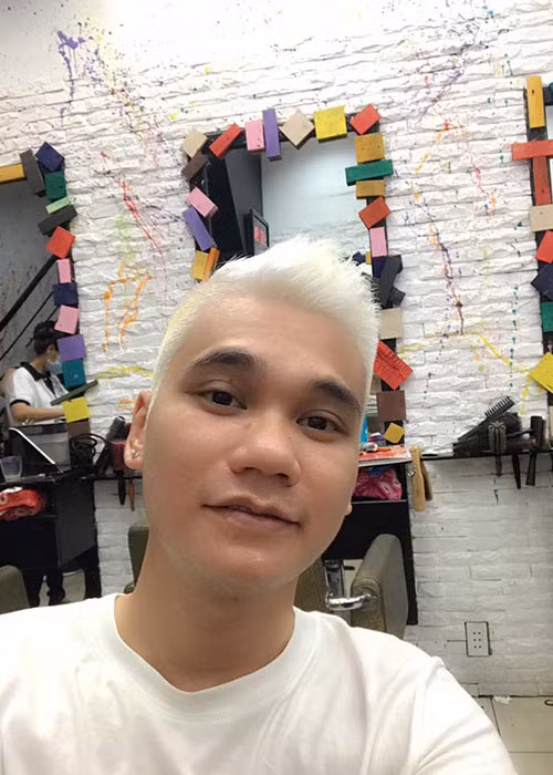 Khắc Việt nhuộm màu tóc trắng. "Nếu muốn biết tình yêu của anh dành cho em trong trắng thế nào. Hãy nhìn mái tóc thì biết”, nam ca sĩ kiêm nhạc sĩ hóm hỉnh viết.