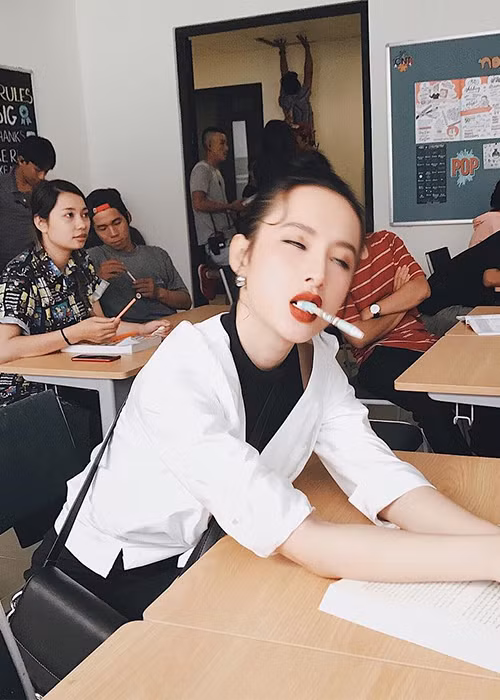 Angela Phương Trinh là một trong những sao Việt thường xuyên đăng tải hình ảnh hài hước của mình. Mới nhất, cô chia sẻ khoảnh khắc gật gà gật gù trên phim trường.