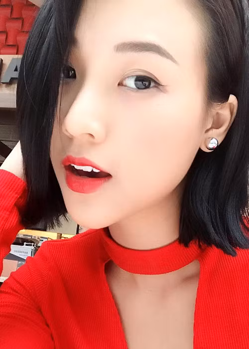 MC Hoàng Oanh khoe hình ảnh rạng rỡ. Gần đây, cô bất ngờ cắt phăng đi mái tóc dài mượt mà, duyên dáng của mình.