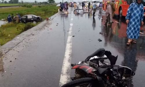 Oto lao xuong ruong sau tai nan, 2 nguoi thiet mang-Hinh-2