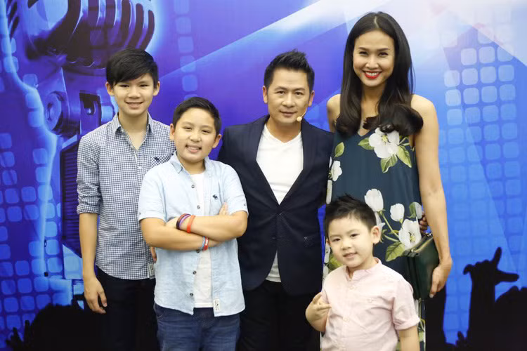 Tháng 7/2016, Dương Mỹ Linh đã dẫn ba nhóc tì của Bằng Kiều đến xem chương trình Vietnam Idol 2016 mà nam ca sĩ làm giám khảo. Ở hậu trường, cô luôn ân cần chăm sóc cậu con trai út của Bằng Kiều. Ảnh: Ân Nguyễn