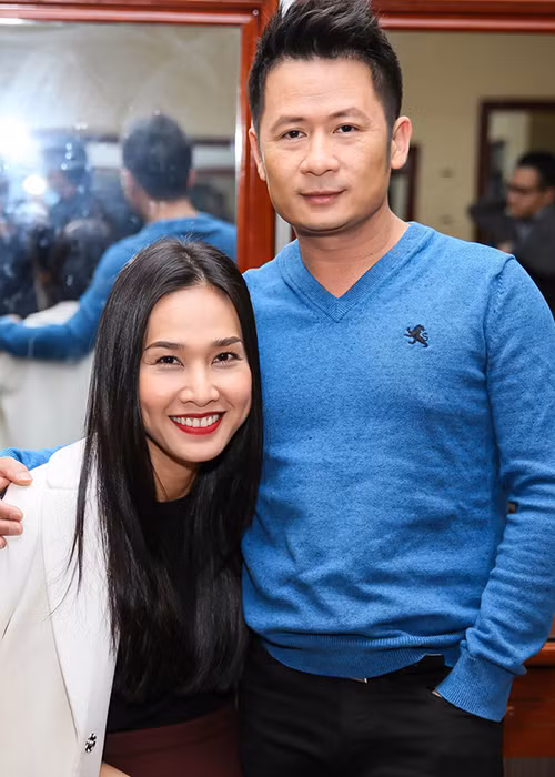 Sau khi hẹn hò Bằng Kiều, Dương Mỹ Linh hạn chế đóng phim, dự sự kiện. Gần như mọi show diễn của Bằng Kiều, Dương Mỹ Linh đều đi cùng. Trong ảnh, người đẹp đến ủng hộ đêm nhạc của bạn trai vào tháng 3/2015. Ảnh: Zing