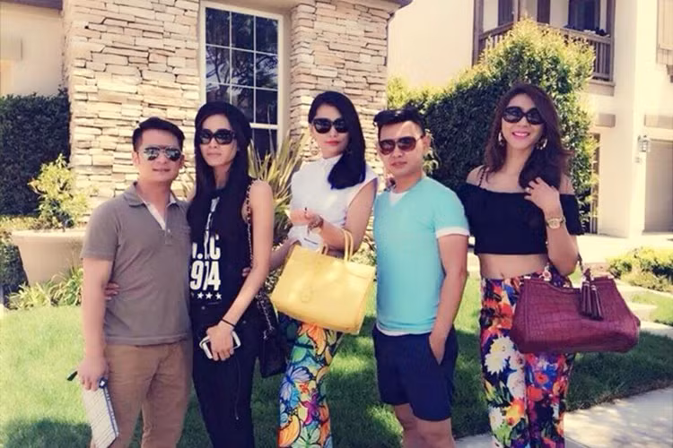 Sau khi công khai bạn gái mới, Bằng Kiều - Dương Mỹ Linh không ngại thể hiện sự quan tâm đến nhau trước đám đông. Trong bức hình chụp chung với nhóm bạn tại Mỹ vào đầu tháng 6/2014, cặp đôi ôm eo tình tứ. Ảnh: FBNV