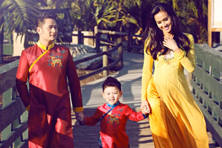 Từ tháng 10/2014, Dương Mỹ Linh sang Mỹ sống cùng Bằng Kiều. Tháng 2/2015, ba bố con Bằng Kiều và Dương Mỹ Linh diện trang phục áo dài truyền thống và thực hiện bộ ảnh đón Tết ở Mỹ. Ảnh: Giadinhvietnam