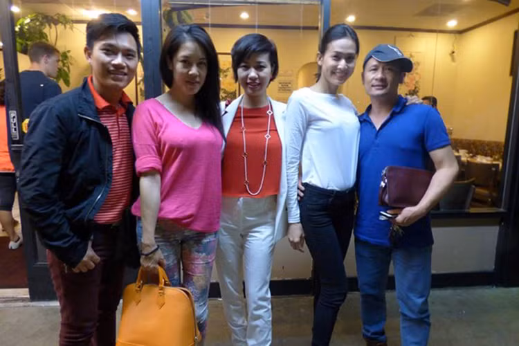 Cuối tháng 5/2014, Bằng Kiều công khai mối quan hệ với Dương Mỹ Linh khi giới thiệu cô với bạn bè của anh tại Mỹ. Lần đầu nam ca sĩ không né tránh chụp hình thân mật bên người yêu. Ảnh: Dũng Taylor