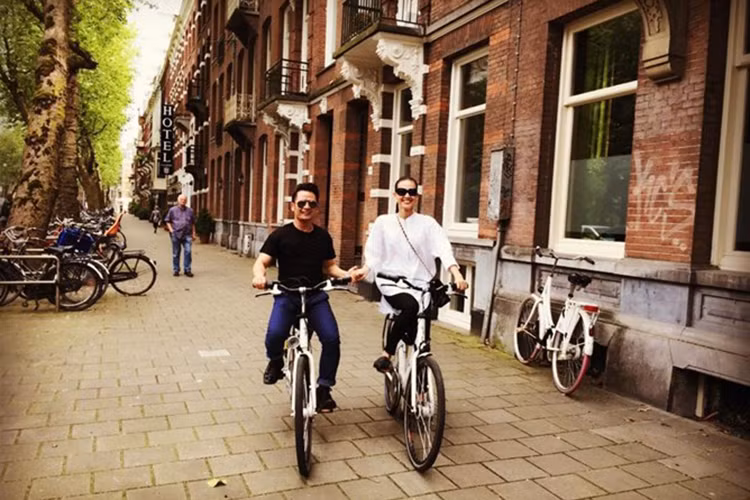 Giữa tháng 6/2014, cựu thành viên Quả dưa hấu và bạn gái tận hưởng khoảng thời gian hẹn hò trên đất nước Hà Lan. Trong ảnh, Bằng Kiều - Dương Mỹ Linh vừa đạp xe vừa nắm tay nhau tình tứ. Ảnh: FBNV