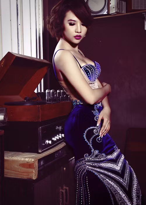 Dù sở hữu chiều cao 1m77 nhưng Thu Trang quyết định không theo đuổi nghiệp sự người mẫu bởi âm nhạc là niềm đam mê lớn nhất của cô. Ảnh: Bưu điện Việt Nam