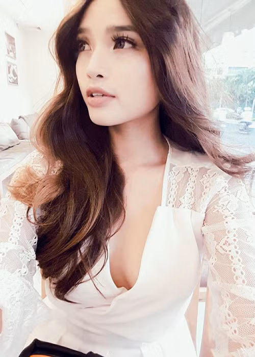 Đang là sinh viên năm 3 chuyên ngành Quản trị Du lịch, Diễm Nhi sở hữu chiều cao 1m68 cùng số đo 3 vòng là 89-60-91.