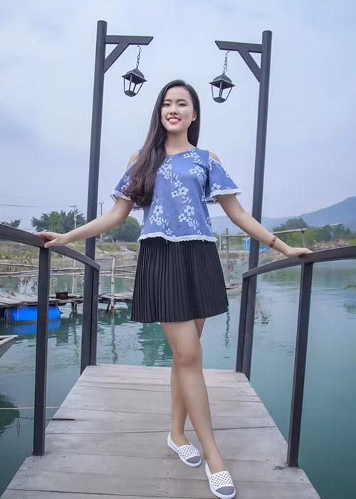 Ước mơ từ bé của Hồng Thương là giúp đỡ mọi người, khoác lên mình chiếc áo blouse trắng và trở thành Hoa hậu Hoàn Vũ Việt Nam.