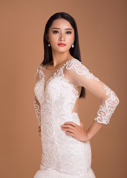 Trà My năm nay 19 tuổi. Cô cao 1m74 và sở hữu các số đo 3 vòng là 85-62-95.