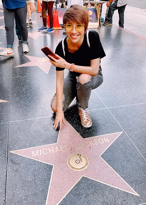 Là một trong những sao Việt hâm mộ Michael Jackson, Pha Lê hào hứng chụp ảnh bên ngôi sao của cố ca sĩ này trên Đại lộ Danh vọng ở Hollywood.