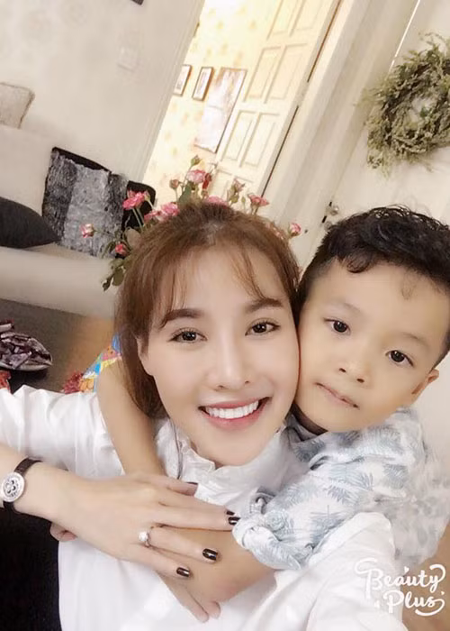 "Chúc mừng sinh nhật con trai yêu quý, mẹ mong con sẽ luôn tự tin, mạnh mẽ và trưởng thành hơn để đối đầu với những thử thách trong tương lai, mẹ yêu con!", Quế Vân dành lời yêu thương cho con trai.