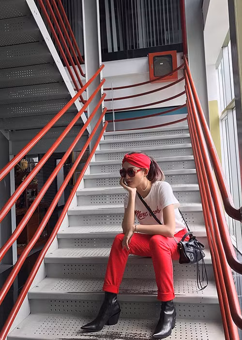 Á hậu Huyền My tiếp tục khoe hình ảnh cựu ngầu của mình.