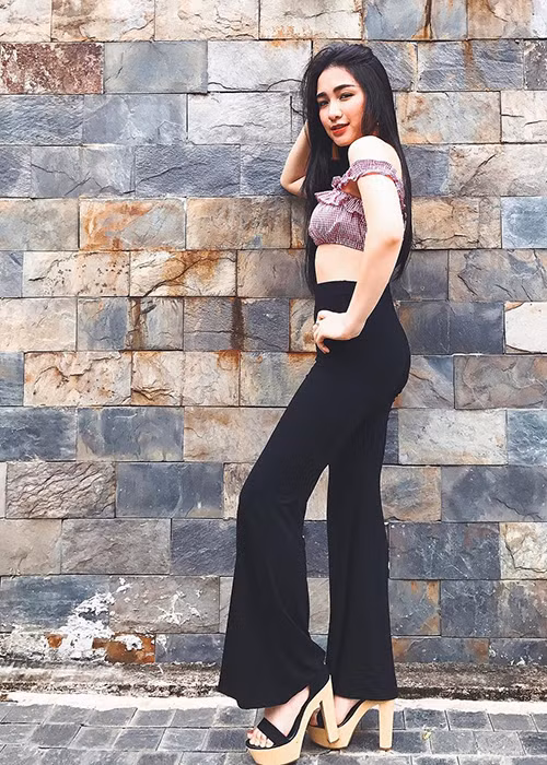 Hòa Minzy khoe chân dài miên man không nhờ photoshop hay kéo chân.