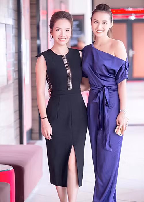 MC Đan Lê (váy đen) đọ sắc cùng diễn viên Lã Thanh Huyền khi đến xem phim ủng hộ nữ đồng nghiệp thân thiết.