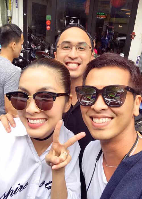 "Ngọc nữ" Tăng Thanh Hà rạng rỡ đi ăn cùng ông xã và bạn thân.