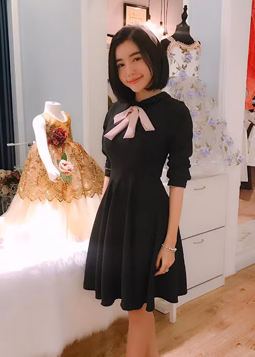 "Gái hai con" Elly Trần trẻ trung như nữ sinh với mái tóc ngắn.