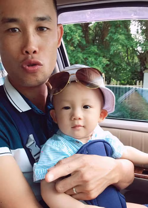  Con trai Hiệp Gà cất tiếng khóc chào đời vào ngày 30/10/2016. Được 9 tháng tuổi, cậu nhóc vô cùng kháu khỉnh.