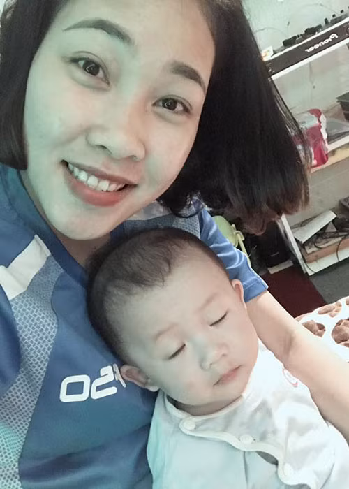 Hình ảnh đáng yêu của con trai Hiệp Gà khi đang say sưa ngủ bên mẹ.