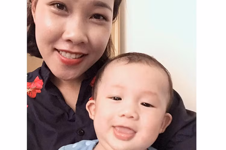 Trên trang cá nhân, Hiệp Gà và vợ thường xuyên đăng tải những khoảnh khắc đáng yêu của bé Đông Hải.