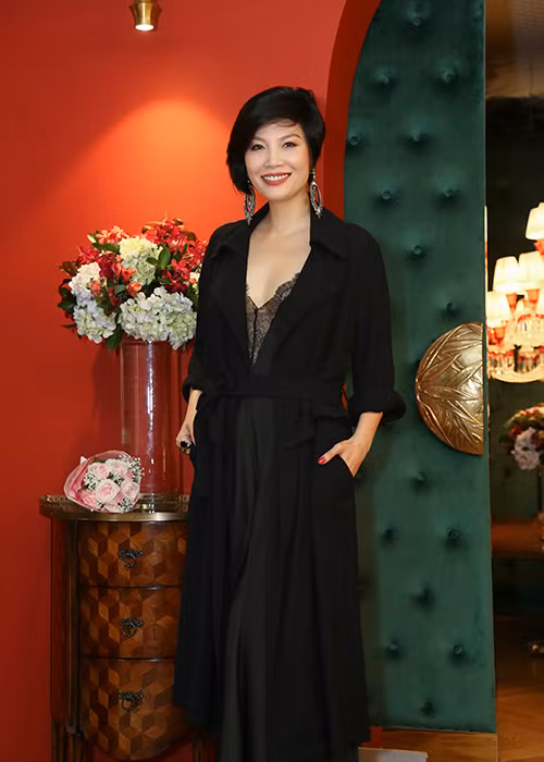  Vũ Cẩm Nhung từng là siêu mẫu đình đám những năm 90 của thế kỷ 20. Cô cùng thời với các người đẹp: Hà Kiều Anh, Thúy Hằng, Trương Ngọc Ánh.