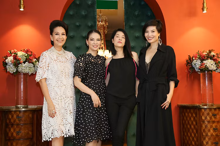 Hình ảnh Vũ Cẩm Nhung hội ngộ người mẫu Thủy Hương, “nữ hoàng ảnh lịch” Diễm My, ca sĩ Thu Phương.